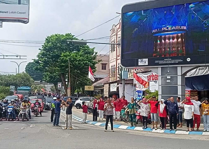 Detik Detik Proklamasi 17 Agustus, Warga Jambi Serentak Berhenti di Jalan Beri Penghormatan 