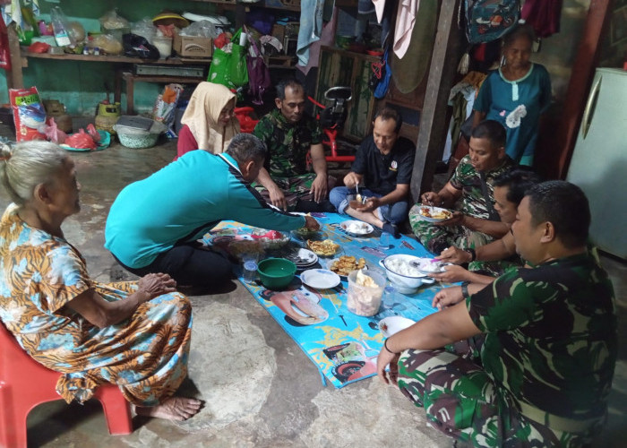 Sambil Bersenda Gurau, Anggota Satgas TMMD ke-121 Kodim 0415/Jambi Nikmati Makan Siang yang Dihidangkan Warga