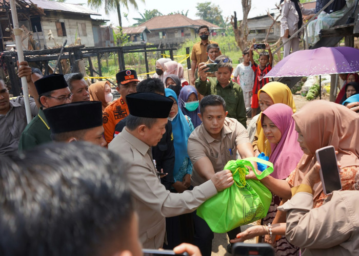 Gubernur Jambi Tinjau Korban Kebakaran di Tanjung Raden, Imbau Warga Waspada Api di Musim Kemarau