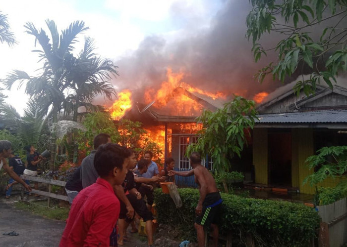 BREAKING NEWS: 6 Rumah di Kuala Tungkal Ilir Terbakar Sore Ini, Berikut Penyebabnya