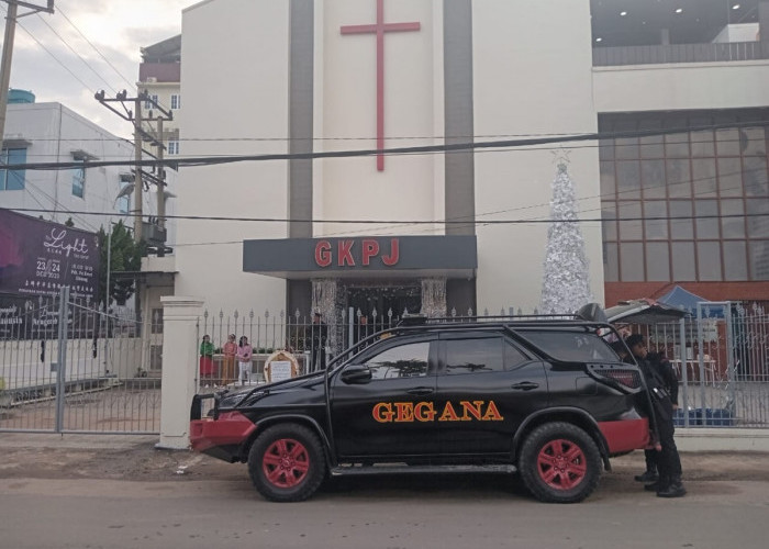 Amankan Perayaan Natal, Tim Jibom Brimob Polda Jambi Sterilisasi Gereja di Kota Jambi 