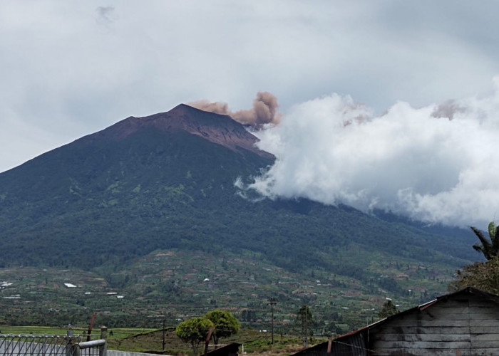 BREAKING NEWS : Gunung Kerinci Erupsi Rabu Siang Ini,  Semburkan Abu Vulkanik 200 meter di Atas Puncak