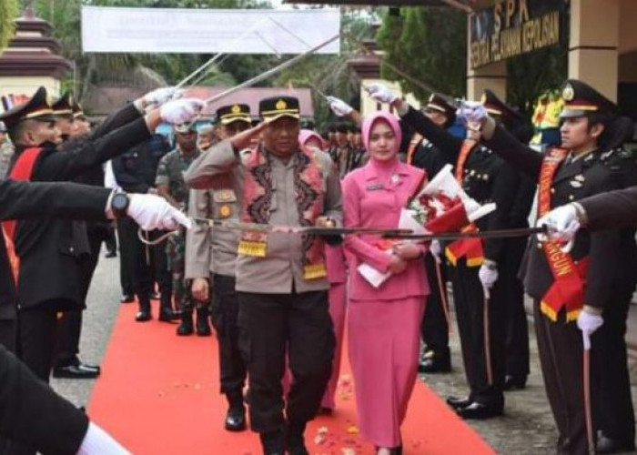 Kedatangan AKBP Imam Rachman di Mapolres Sarolangun Disambut Tradisi Pedang Pora