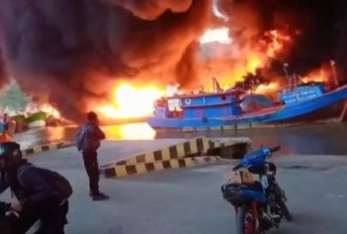 Sejumlah Kapal Nelayan yang Bersandar di Dermaga Batere Terbakar Hebat