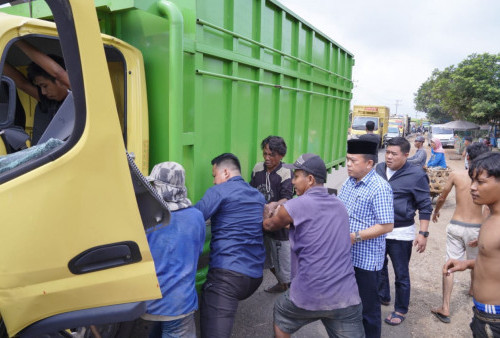 Gubernur Jambi Al Haris Bantu Evakuasi Truk Batu Bara Kecelakaan di Tembesi
