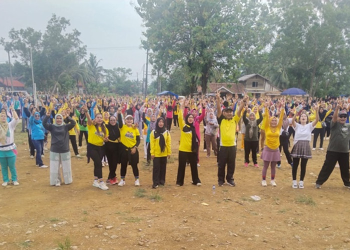 Ribuan Emak Emak Padati Senam Ceria Agus-Nazar di Lapangan Desa Suka Maju Kecamatan Rimbo Ulu