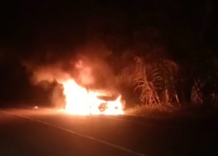 Toyota Calya Terbakar di Tanjab Barat, Sopir Alami Luka Bakar