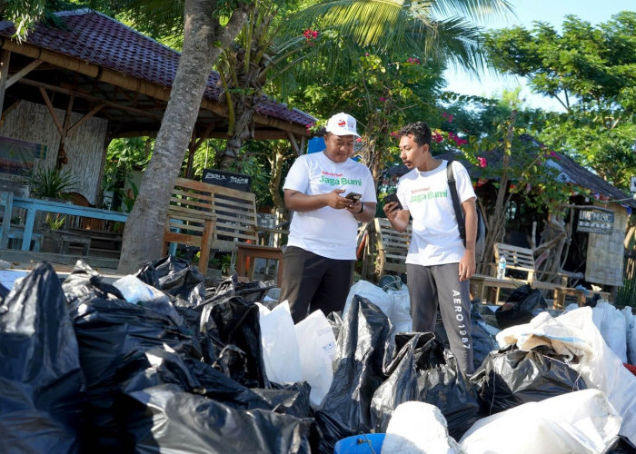 Sambut Pelaksanaan KTT ASEAN 2023, Telkomsel Bersama PlusTik Bersihkan Sampah di Labuan Bajo