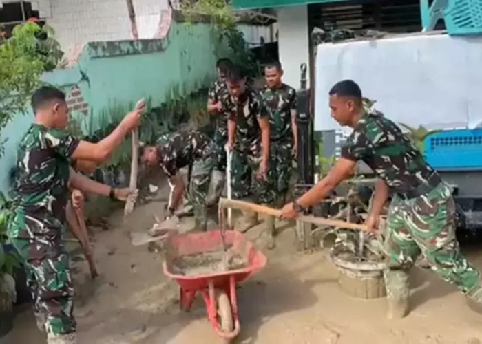 Pasca Banjir! TNI Bersihkan Lumpur, Jalur Maninjau-Lubuk Basung Dibuka