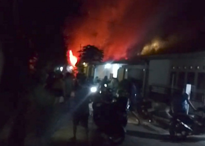 Api Mengamuk di Jaluko! Tiga Rumah di Simpang Limo Ludes Dilalap Si Jago Merah, Warga Panik Berhamburan