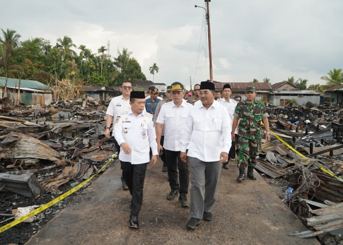 Gubernur Al Haris Tinjau Korban Kebakaran di Tanjab Barat, Serahkan Bantuan dan Ajak Gotong Royong