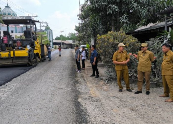 Anwar Sadat Tinjau Langsung Pengaspalan Jalan Lintas Kualatungkal-Jambi di Sungai Saren