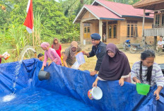 Kemarau Bikin Warga Kesulitan Air Bersih, Brimob Polda Jambi Turun Langsung Antar Bantuan ke Muaro Jambi