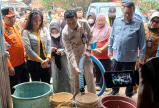 Dua Bulan Dilanda Kekeringan, Warga RT 43 Simpang Tiga Sipin Dapat Distribusi Air Bersih