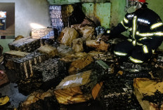Warga Sungai Kambang Heboh! Rumah yang Diduga Jadi Gudang Rokok Terbakar di Kota Jambi, Merek King Garet
