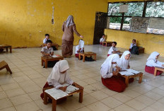Miris! Siswa Kelas IV SDN 160 Baru Balai Panjang di Bungo Terpaksa Belajar di Lantai