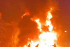 Truk Terbakar Tengah Malam di Bukit Baling Muaro Jambi, Damkar Tempuh Jarak 38 Kilometer