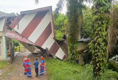 Tim Damkar Jambi Sigap Tangani Bangunan Ambruk Pasca Hujan Lebat