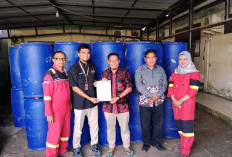 Aksi Tanggap Lingkungan, SKK Migas PetroChina Serahkan 80 Drum Tempat Sampah ke DLH Tanjab Barat
