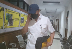 Diperiksa Kasus Korupsi DAK SMK, Varial Adhi Putra Bungkam Total: Tinggalkan Wartawan Sambil Teleponan