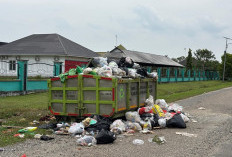 Ironi di Depan Kantor DLH! Sampah Menggunung Bau Menyengat di Kawasan Perkantoran Pemkab Muaro Jambi