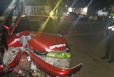 Hilang Kendali! Mobil Sedan KIA Spectra Tabrak Median Jalan di TPA Talang Gulo