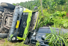 Hino Muatan Batu Bara Terguling Timpa Innova di Lintas Sumatera KM 06 Bungo, Sopir Kabur!