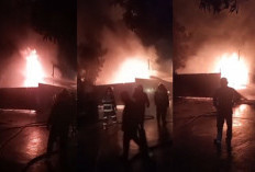 Warga Panik! Bangunan Diduga Gudang Minyak Terbakar Hebat, Kobaran Api Bikin Geger Malam Hari