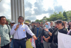 Temui Massa Aksi, Wakil Ketua DPRD Jambi Tegaskan Program MBG Tetap Diperjuangkan   