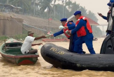 Warga Terdampak Kabut Asap, Ditpolairud Polda Jambi Susuri Sungai Batang Hari Bagikan Masker dan Sembako