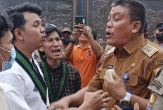 Demo Karhutla Jambi! Pejabat Pemprov Minta Demonstran Ikut Turun Padamkan Api: Kami Masih Kekurangan Personel!