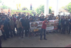  Ratusan Pengrajin Batu Bata Demo di Kantor DPRD Muaro Jambi, Tuntut Legalistas Bahan Baku Tanah