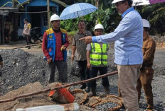Usai Hadiri Silaturahmi PABPDSI, Bupati Anwar Sadat Tinjau Pengerjaan Box Culvert di Tanjung Bojo