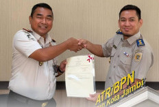 Dukung Tertib Administrasi Tanah Negara, Kantah Kota Jambi Terima Piagam Penghargaan dari Imigrasi Jambi