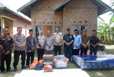 Ringankan Beban Korban Kebakaran di Sengeti, Wabup Junaidi Serahkan Bantuan Langsung