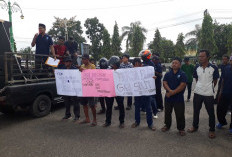 Ratusan Massa Aksi Peduli Desa Sungai Buluh Demo di Kantor Bupati dan DPRD Batang Hari