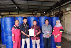 Aksi Tanggap Lingkungan, SKK Migas PetroChina Serahkan 80 Drum Tempat Sampah ke DLH Tanjab Barat