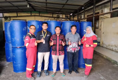 Bantu Kelola Limbah Domestik, SKK Migas PetroChina Serahkan 80 Drum Plastik ke DLH Tanjab Barat