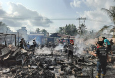 Pagi Mencekam di Sabak Ilir! Api Mengamuk Saat Warga Terlelap, Dua Rumah Kayu Ludes, Lansia Alami Luka Bakar