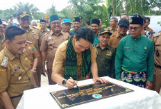 Bupati Batang Hari Resmikan Jembatan Sungai Badak Mati dan Ruas Jalan Desa Lopak Aur