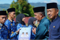 Hardiknas 2026 di Kerinci, Bupati Monadi Serahkan SK 334 PNS Lingkup Pemkab Kerinci