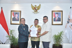 Kemas Faried Bersama Wali Kota Serahkan Surat Pencabutan Zona Merah ke Istana 