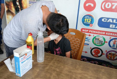 Cepat dan Aman, Tim Damkar Jambi Sigap Lepaskan Anting Bengkok di Telinga Warga