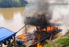 Warga Punti Kalo Keren! Ramai-ramai Bakar Rakit untuk PETI di Wilayah Mereka