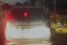 Macet Akibat Truk Batu Bara Patah As di Simpang Jelutih Belum Terurai! Antrean Kendaraan Mengular