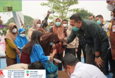 Bupati Merangin Dampingi Gubernur Jambi Serahkan Bantuan Pro Jambi Cerdas 2026 