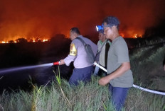 Berjibaku Hingga Malam, Polres Muaro Jambi Berhasil Padamkan Kebakaran Lahan di Desa Seponjen