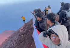 Peringati HUT ke-81 Republik Indonesia, Puluhan Pendaki Kibarkan Bendera 30 Meter di Puncak Gunung Kerinci