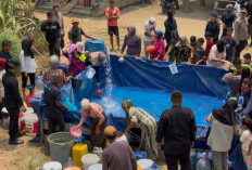 Saat Air Bersih Jadi Barang Sulit, Brimob Polda Jambi Hadir Langsung ke Rumah Warga di Desa Sarang Burung