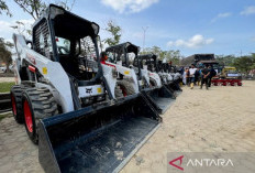 Mendagri Salurkan Alat Pembersih Lumpur dari Presiden di Aceh Tamiang